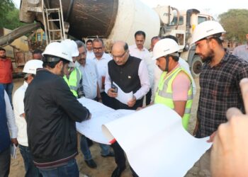 शिल्पग्राम परिसर में निर्माणाधीन यूनिटी मॉल का कार्य धीमा होने पर मंडलायुक्त हुए नाराज