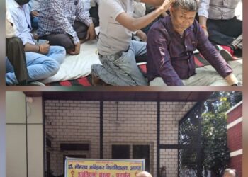 विश्वविद्यालय में कर्मचारी संघ चुनाव की पत्रावली गायब होने पर कराया मुंडन, पहने भगवा कपड़े