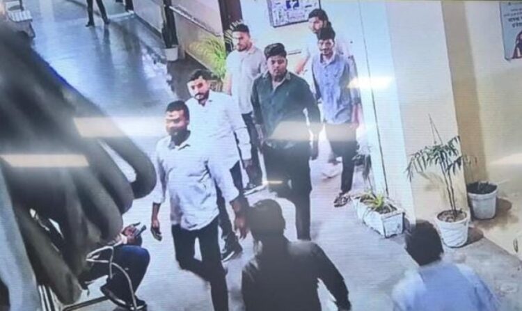नगर निगम सदन बैठक के दौरान 10 से 15 संदिग्ध युवकों के आने पर FIR