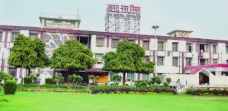 नगर निगम के जेई का FIR मामले में यू टर्न, बोले जिन्हें असलाह समझ रहा था वह मोबाइल थे
