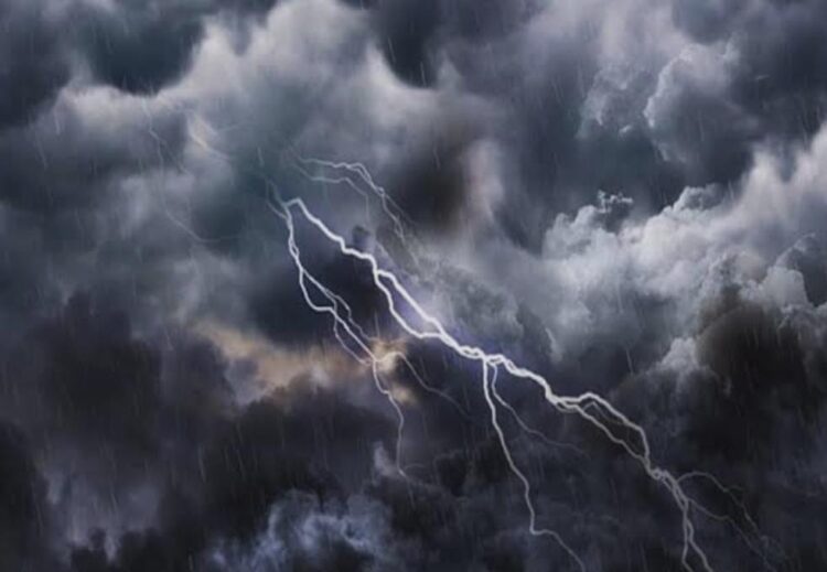 आंधी और बारिश ने शहर की रफ्तार थाम दी, कई इलाकों की हुई बिजली गुल