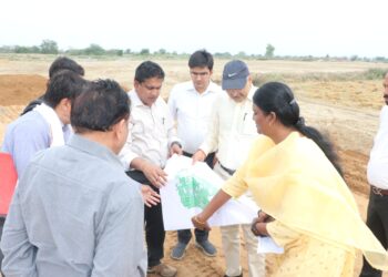 सात अप्रैल को मुख्यमंत्री आ सकते आगरा में, प्रशासन ने तैयारियां की शुरू, मंडलायुक्त ने किया कार्यक्रम स्थल का निरीक्षण