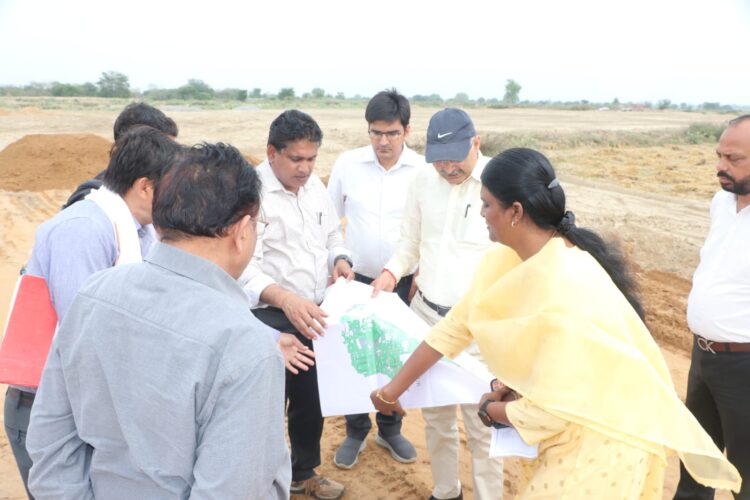 सात अप्रैल को मुख्यमंत्री आ सकते आगरा में, प्रशासन ने तैयारियां की शुरू, मंडलायुक्त ने किया कार्यक्रम स्थल का निरीक्षण