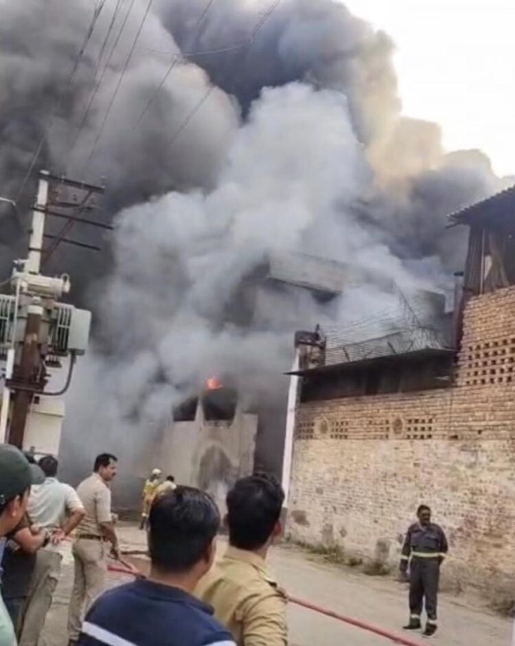 सिकंदरा में सोल फैक्ट्री में लगी भीषण आग, मचा हड़कंप