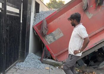 बेकाबू डंपर बालूगंज में नाले में जा गिरा और एक कोठी की दीवार से जा टकराया