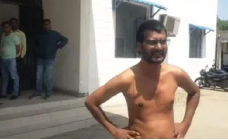 शाहगंज थाना पुलिस पर सुनवाई नहीं करने का आरोप लगाते हुए निर्वस्त्र होकर युवक ने किया कलेक्ट्रेट पर हंगामा