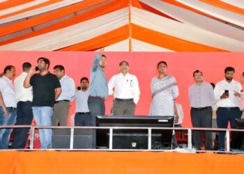 मुख्यमंत्री के आने से पहले मंडलायुक्त ने परखीं कार्यक्रम स्थल की व्यवस्थाएं