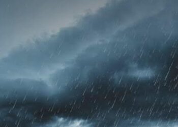 मंगलवार को तेज आंधी के साथ बारिश ने शहर की रफ्तार थाम दी