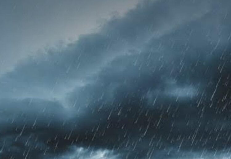 मंगलवार को तेज आंधी के साथ बारिश ने शहर की रफ्तार थाम दी