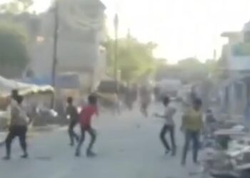 कागारौल में दो पक्षों में हुआ जमकर पथराव, पुलिस पर भी फेंके गए पत्थर, दहशत के चलते दुकानदारों ने शटर किए बंद