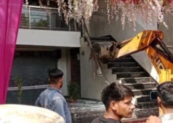 आवास विकास का सिकंदरा में अवैध निर्माण पर बुलडोज़र चला, कई इमारतें सील