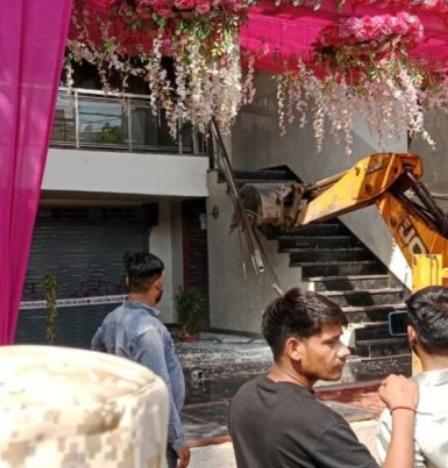 आवास विकास का सिकंदरा में अवैध निर्माण पर बुलडोज़र चला, कई इमारतें सील