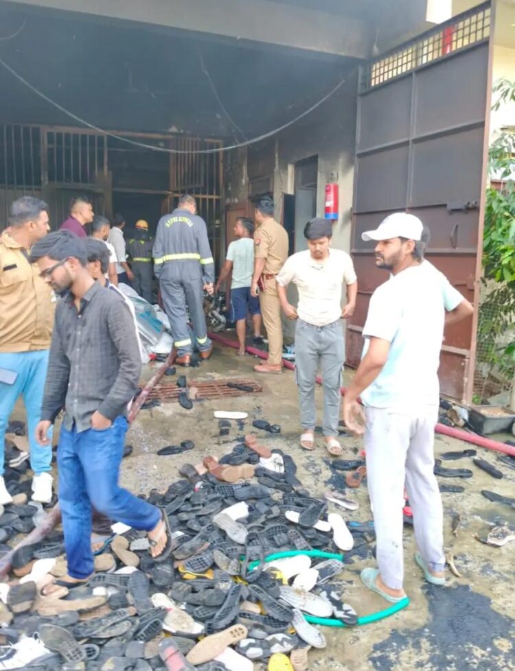 सिकंदरा में जूते का सोल बनाने वाली फैक्ट्री में लगी आग