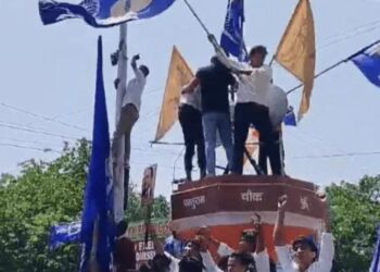 सिकंदरा में परशुराम चौक पर जूते चप्पल पहनकर चढ़ने वाले चार युवक गिरफ्तार