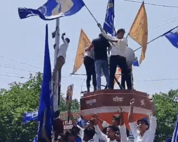 सिकंदरा में परशुराम चौक पर जूते चप्पल पहनकर चढ़ने वाले चार युवक गिरफ्तार