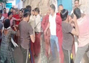 गैस एजेंसी पर एलपीजी सिलिंडर लेने पहुंचीं दो सगी बहनों से मारपीट