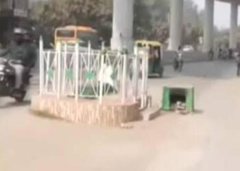 आगरा में सड़क पर बने मजार और कब्र को हटाने के लिए दिया नोटिस