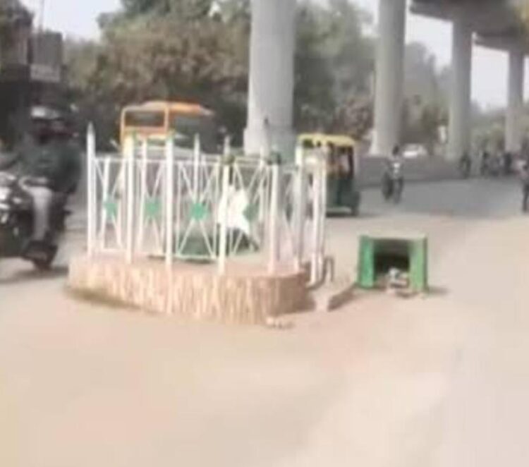 आगरा में सड़क पर बने मजार और कब्र को हटाने के लिए दिया नोटिस