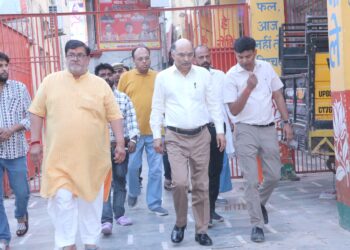 कैलाश मंदिर पर चल रहे विकास कार्यों का निरीक्षण करने पहुंचे मंडलायुक्त