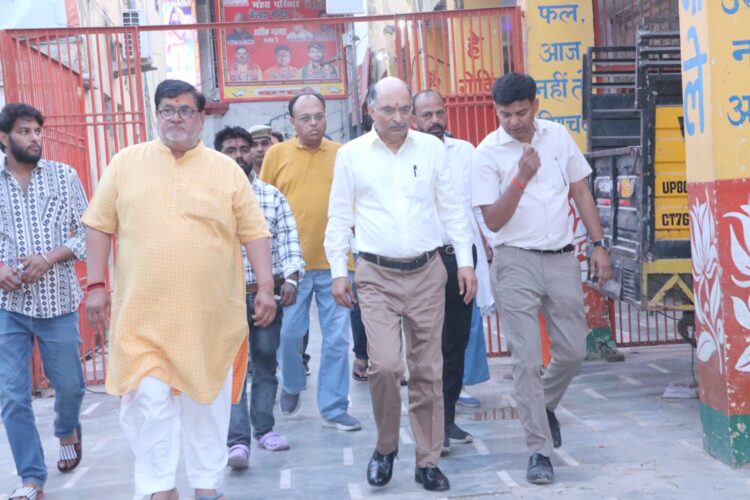 कैलाश मंदिर पर चल रहे विकास कार्यों का निरीक्षण करने पहुंचे मंडलायुक्त