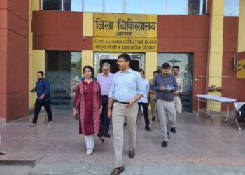 डीएम को अचानक जिला अस्पताल में आता देख मची खलबली