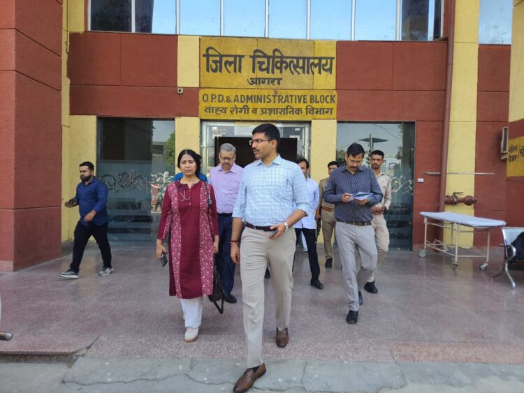डीएम को अचानक जिला अस्पताल में आता देख मची खलबली