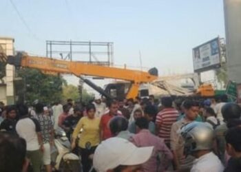 मेट्रो कार्य में लगी क्रेन की चपेट में आकर महिला की मौत
