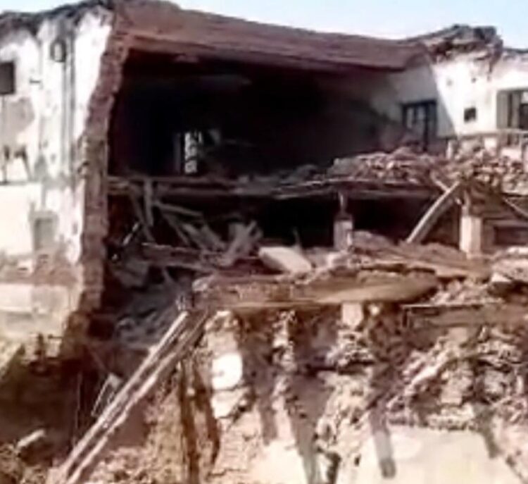 बेलनगंज में केनरा बैंक की छत और दीवार ढही