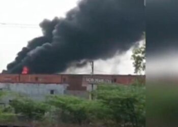 आगरा-फिरोजाबाद हाईवे पर मधुर कोल्ड स्टोरेज में लगी आग