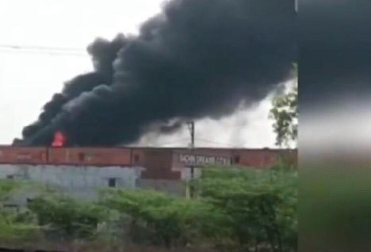 आगरा-फिरोजाबाद हाईवे पर मधुर कोल्ड स्टोरेज में लगी आग