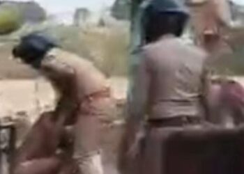 घर में घुसकर पति-पत्नी से मारपीट करने और केस वापस नहीं लेने पर जेल भेजने के धमकी देने के दरोगा पर लगे आरोप