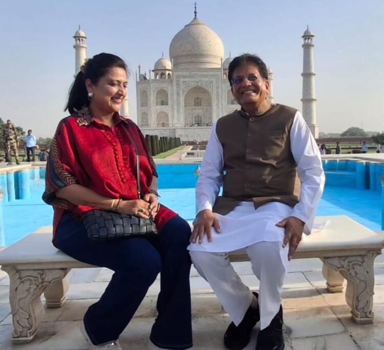 केंद्रीय मंत्री पियूष गोयल ने धर्मपत्नी संग निहारा ताज