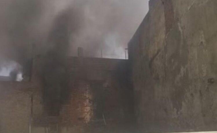 मंटोला में घनी आबादी में केमिकल फैक्ट्री में भीषण आग लगने से फैली दहशत