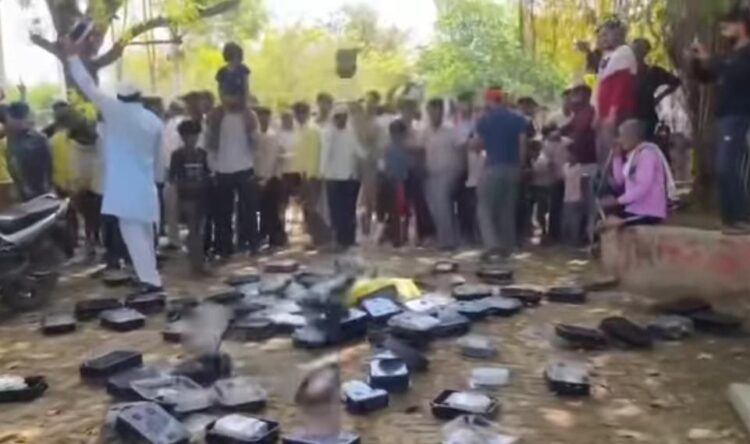 आगरा में स्मार्ट मीटर को लेकर हंगामा, बिजली विभाग में पहुंचकर जमीन पर फेंककर तोड़कर किया विरोध