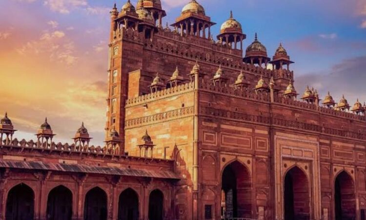 फतेहपुर सीकरी स्मारक के अंदर युवती को धमकाकर दुष्कर्म