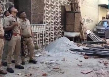 एत्माउद्दौला में निर्माणाधीन मकान में काम कर रहे मजदूर गार्डर सहित नीचे गिरे