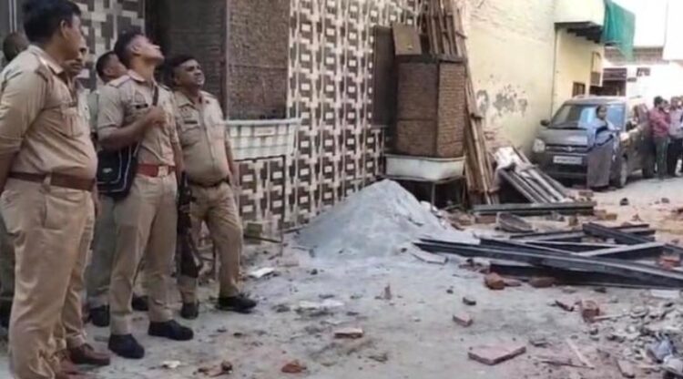 एत्माउद्दौला में निर्माणाधीन मकान में काम कर रहे मजदूर गार्डर सहित नीचे गिरे
