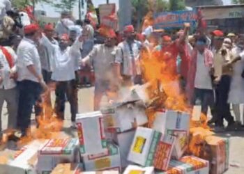 स्मार्ट मीटर के विरोध में आगरा में समाजवादी पार्टी के कार्यकर्ताओं ने किया प्रदर्शन