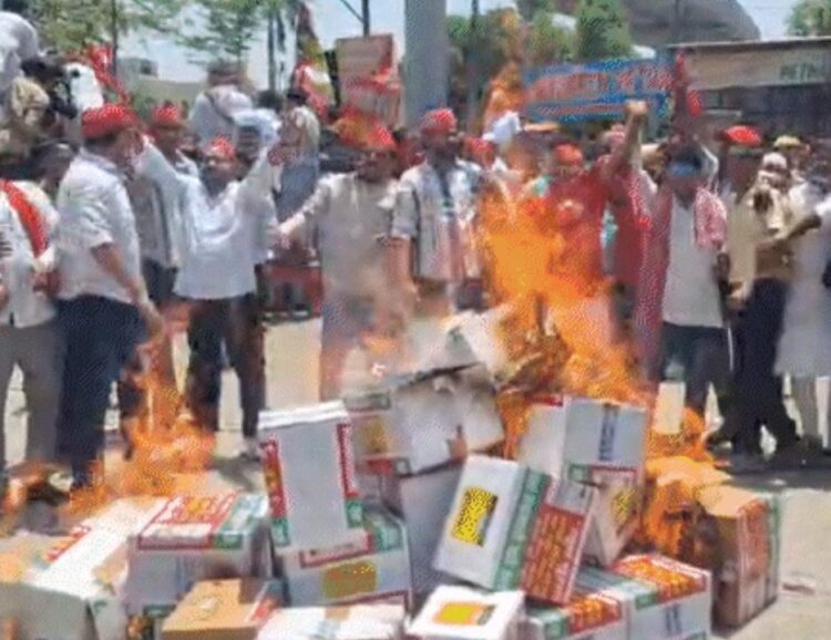 स्मार्ट मीटर के विरोध में आगरा में समाजवादी पार्टी के कार्यकर्ताओं ने किया प्रदर्शन