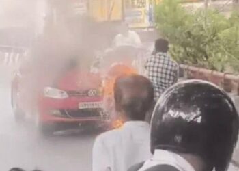 रावली पुल पर चलती कार बनी आग का गोला, चालक ने बाहर निकलकर बचाई जान