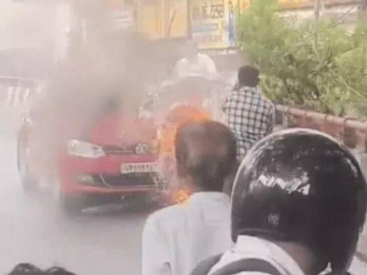 रावली पुल पर चलती कार बनी आग का गोला, चालक ने बाहर निकलकर बचाई जान