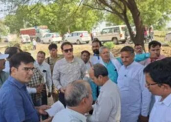 आगरा-अलीगढ़ ग्रीनफील्ड एक्सप्रेसवे परियोजना के लिए अधिकारियों ने गांवों का किया निरीक्षण