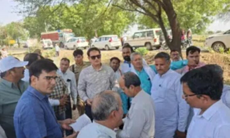 आगरा-अलीगढ़ ग्रीनफील्ड एक्सप्रेसवे परियोजना के लिए अधिकारियों ने गांवों का किया निरीक्षण