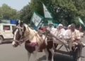 घोड़ा बग्गी गाड़ी से कलेक्ट्रेट में पहुंचे किसानों ने किया जमकर प्रदर्शन