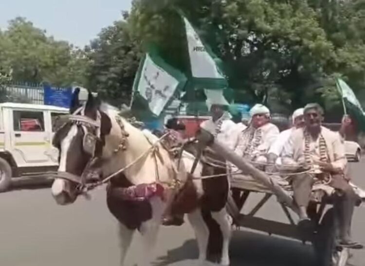 घोड़ा बग्गी गाड़ी से कलेक्ट्रेट में पहुंचे किसानों ने किया जमकर प्रदर्शन