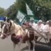 घोड़ा बग्गी गाड़ी से कलेक्ट्रेट में पहुंचे किसानों ने किया जमकर प्रदर्शन