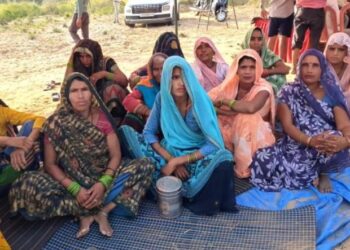 आजादी के करीब 8 दशक बाद भी नहीं बना पक्का रास्ता, चारपाई और ट्यूब के सहारे नदी पार करते ग्रामीण