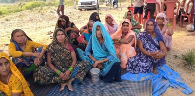 आजादी के करीब 8 दशक बाद भी नहीं बना पक्का रास्ता, चारपाई और ट्यूब के सहारे नदी पार करते ग्रामीण