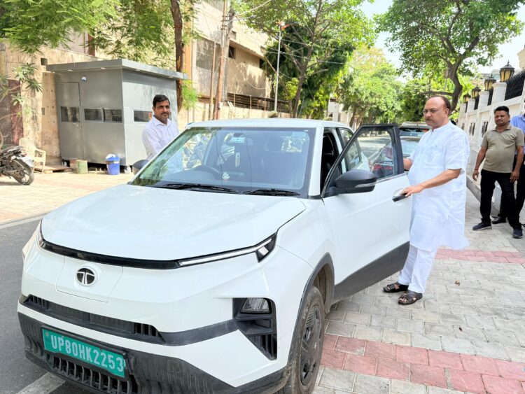सांसद नवीन जैन ने शुरू किया इलेक्ट्रिक वाहनों का प्रयोग, काफिले की गाड़ियां भी कीं कम