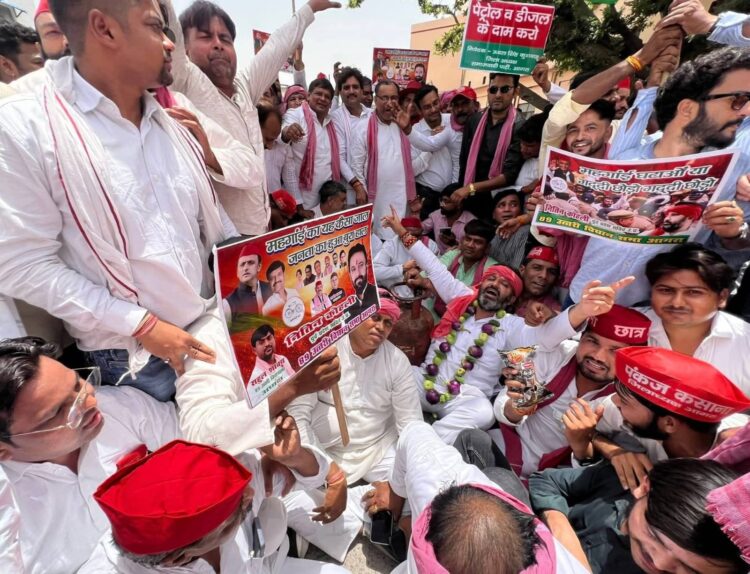 एलपीजी, पेट्रोल-डीजल पर दाम बढ़ने को लेकर सपाइयों ने किया विरोध प्रदर्शन